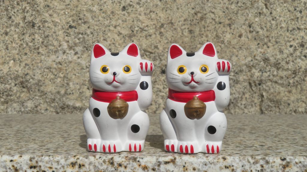 招き猫の意味と歴史！知らなきゃ損する縁起物の力と面白豆知識 | WoW